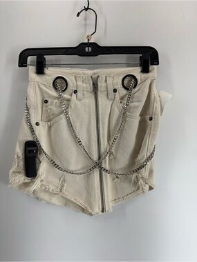 ⚙️ 3For$30 ⚙️ Carmar Ivory Distressed Zip-Front Denim Shorts with Silver Chains